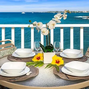 Ocean Echoes: Kona's Oceanfront Family Oasis Holiday home